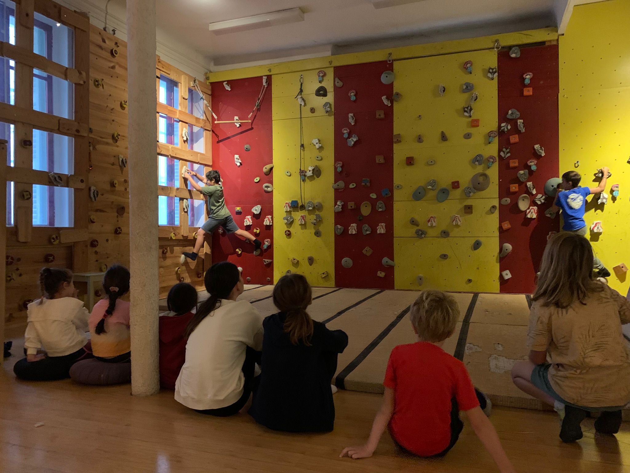 Un groupe d'enfant qui apprend l'escalade dans la salle du 6em arrondissement de Marseille