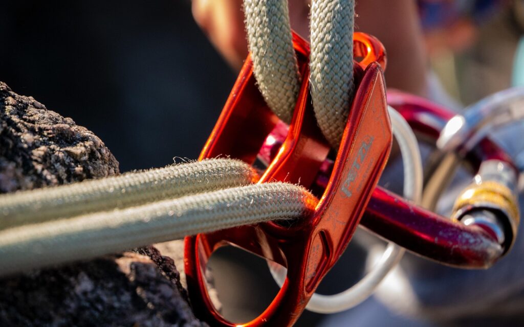 un mousqueton d'escalade