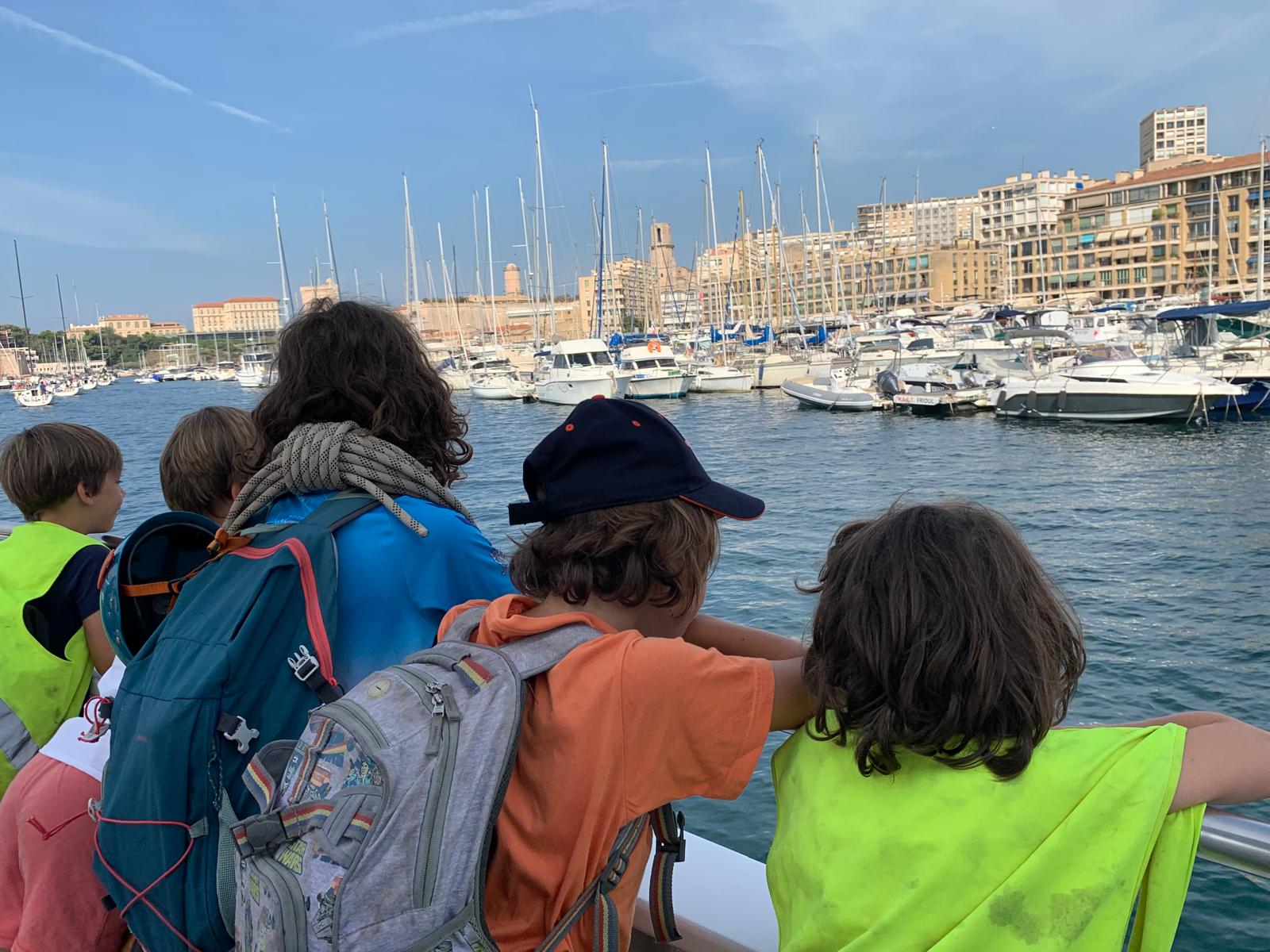 Un groupe d'enfants en sortie bateau dans la ville de Marseille
