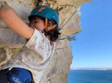 Une enfant qui escalade un bloc à Marseille