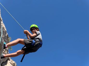 Un enfant qui escalade une falaise à Marseille