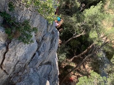 Une petite fille qui escalade en extérieur